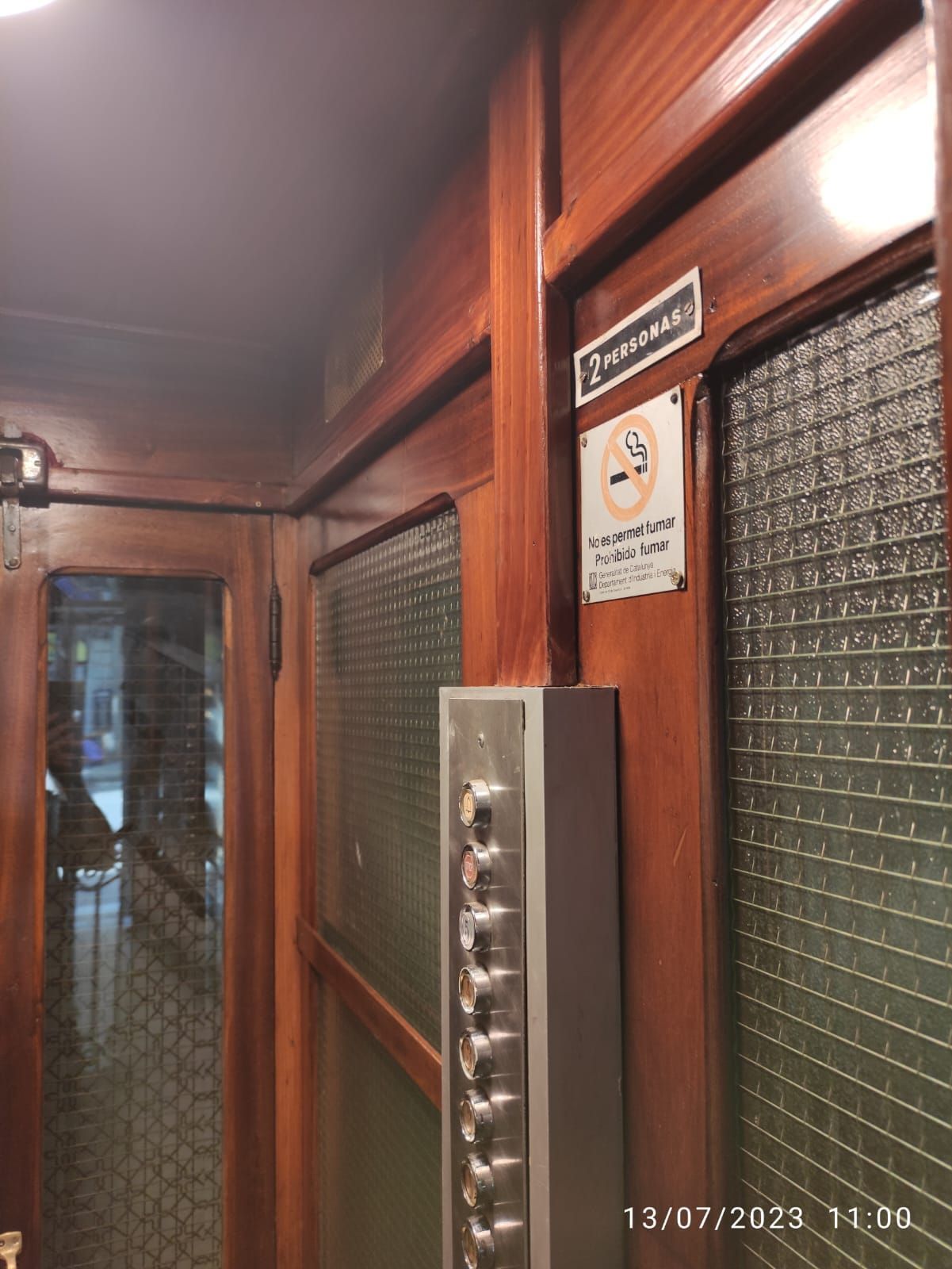 Restauración de ascensor de madera en Barcelona