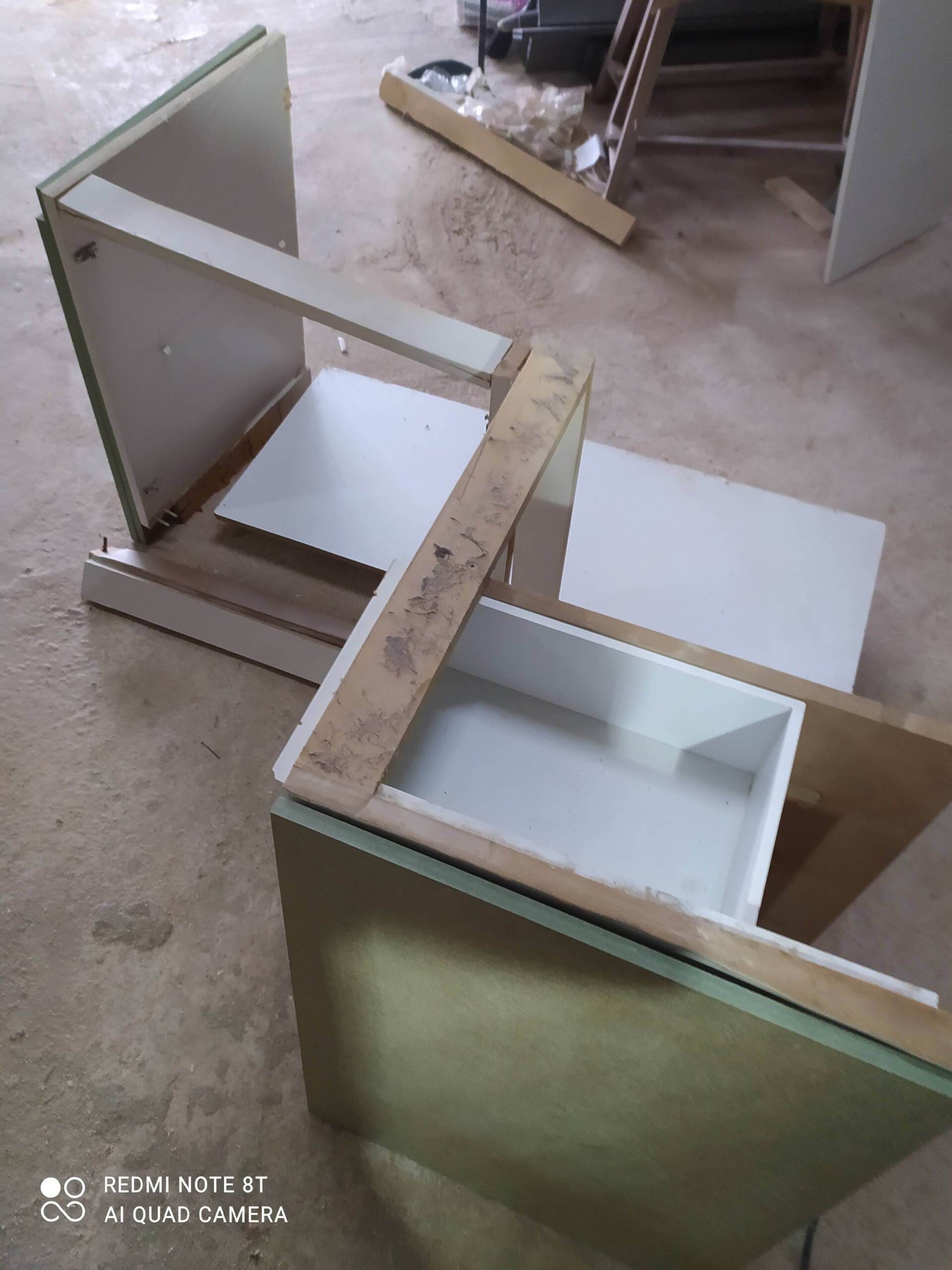 Reparando mueble aseo