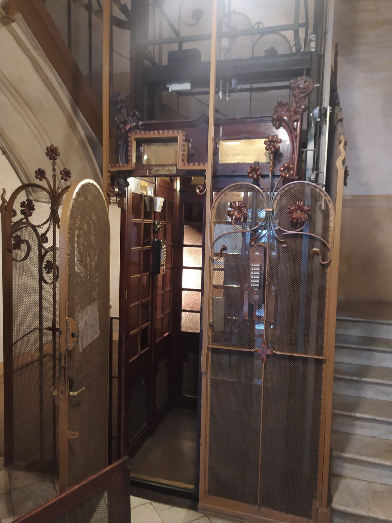 Reparación de puerta de ascensor en Barcelona