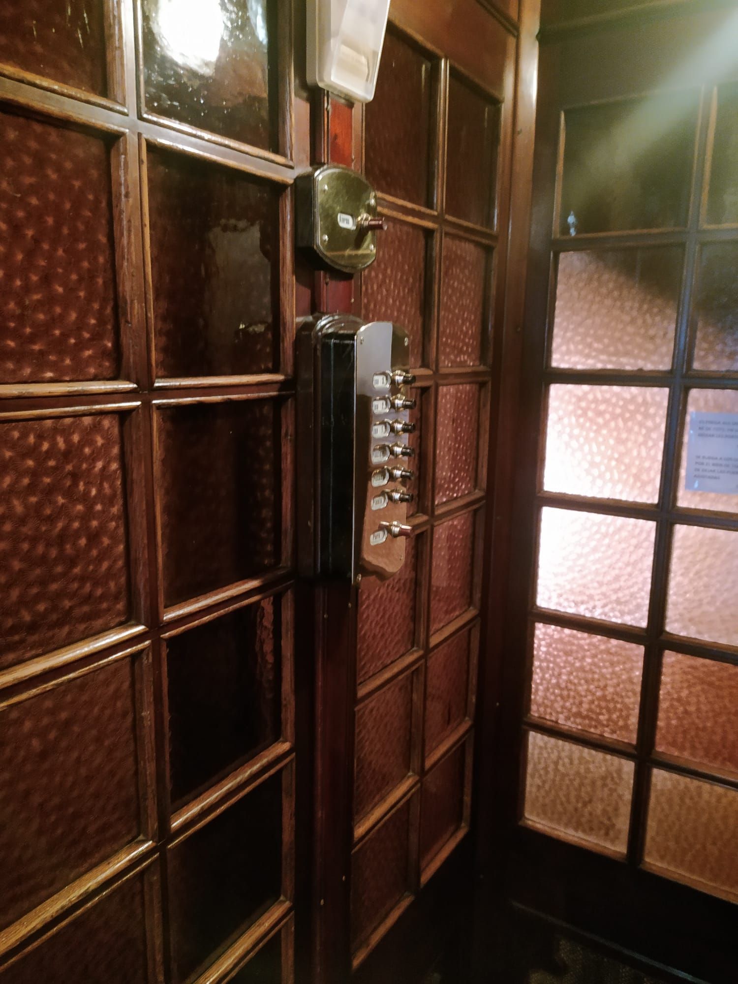 Ascensor antiguo en Barcelona reparado