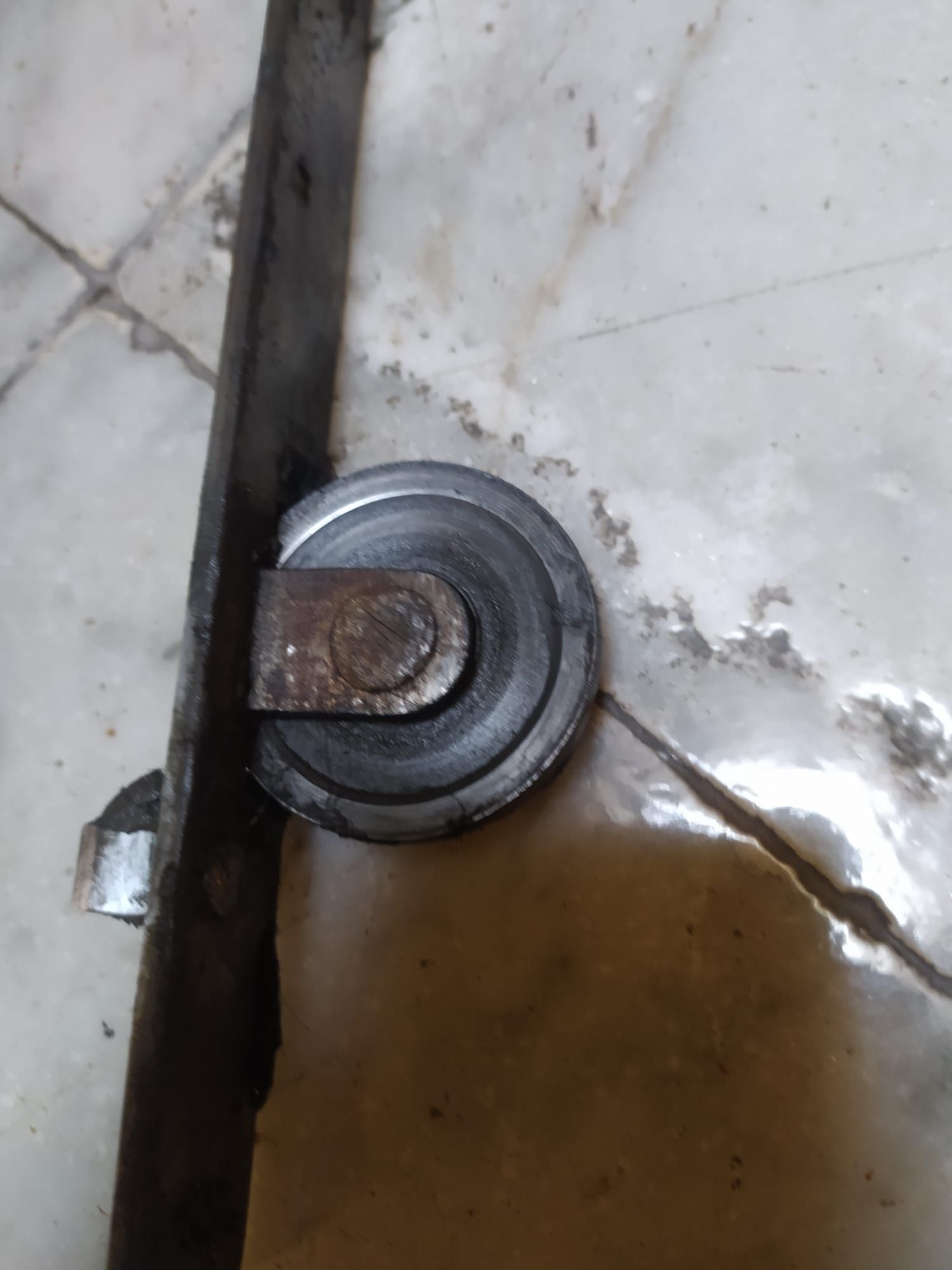 Rodamientos reparados para puerta de ascensor antiguo en Barcelona