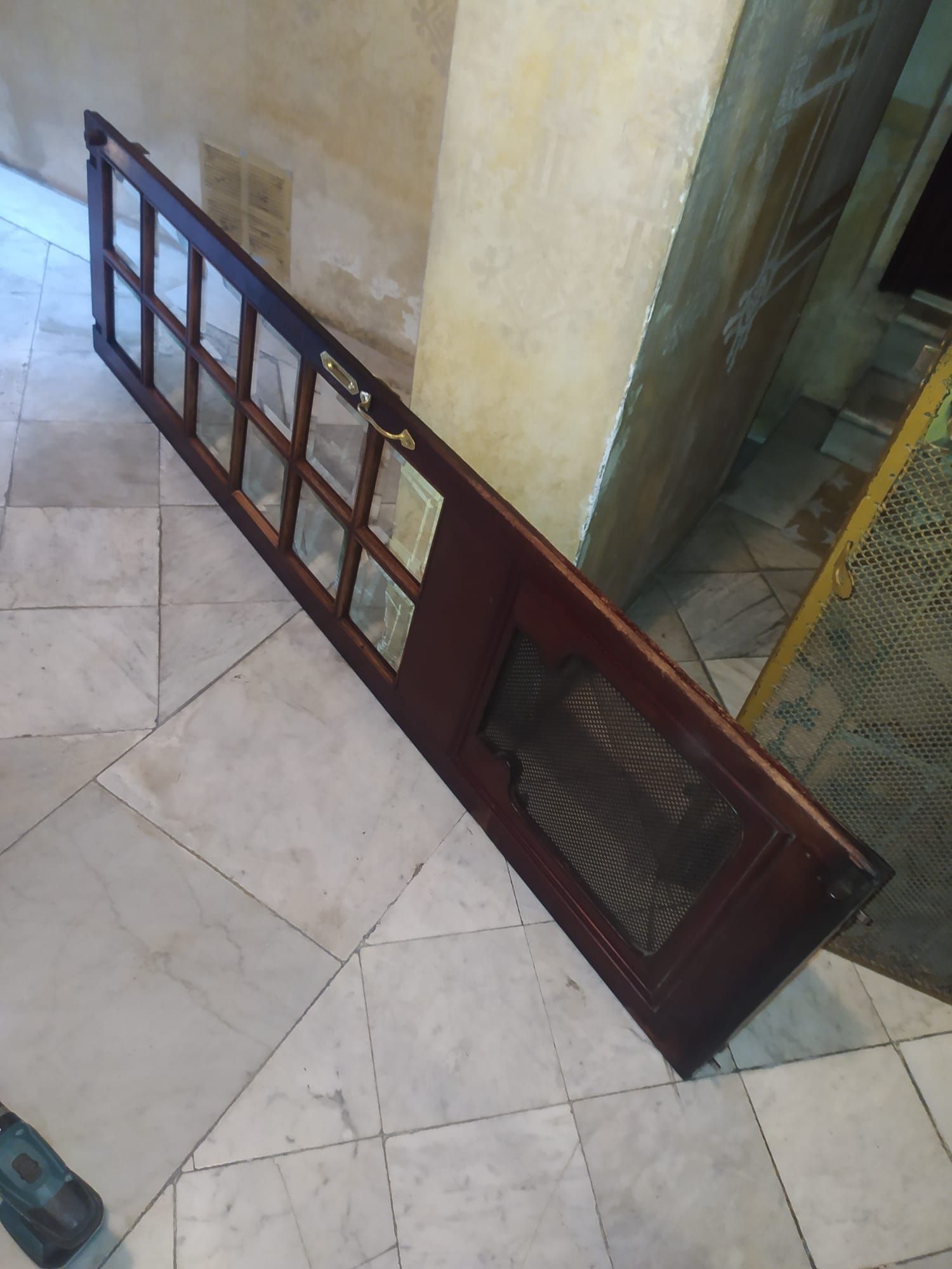 Como restaurar la puerta de un ascensor antiguo