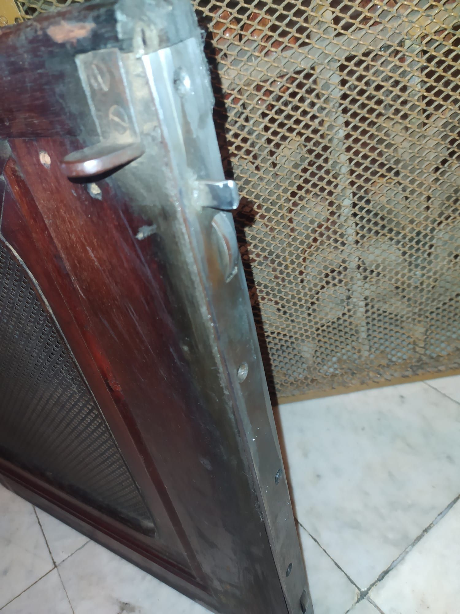 Reparación de rodamientos de una puerta de ascensor antiguo en Barcelona