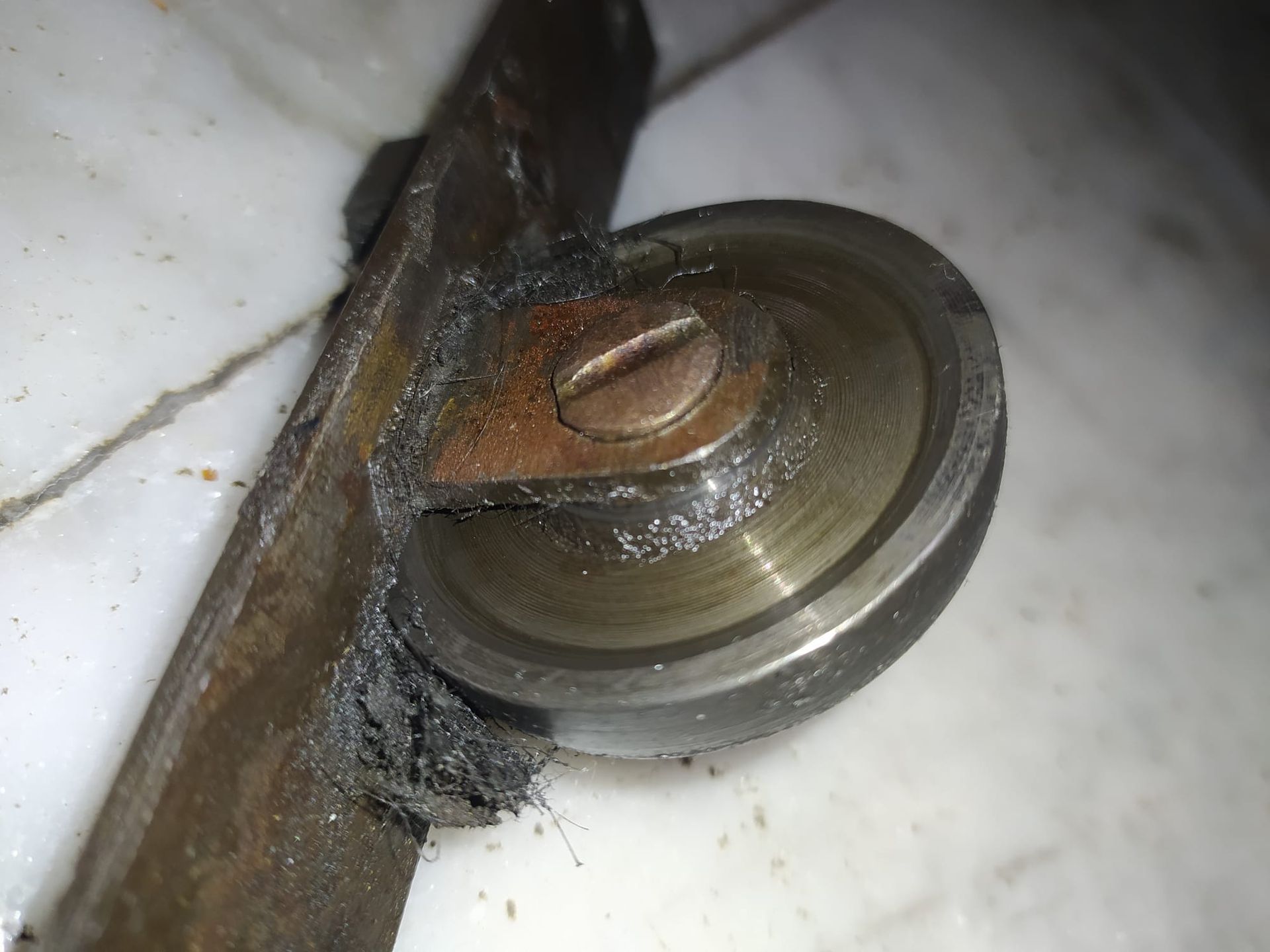 Rodamientos reparados para puerta de ascensor antiguo en Barcelona