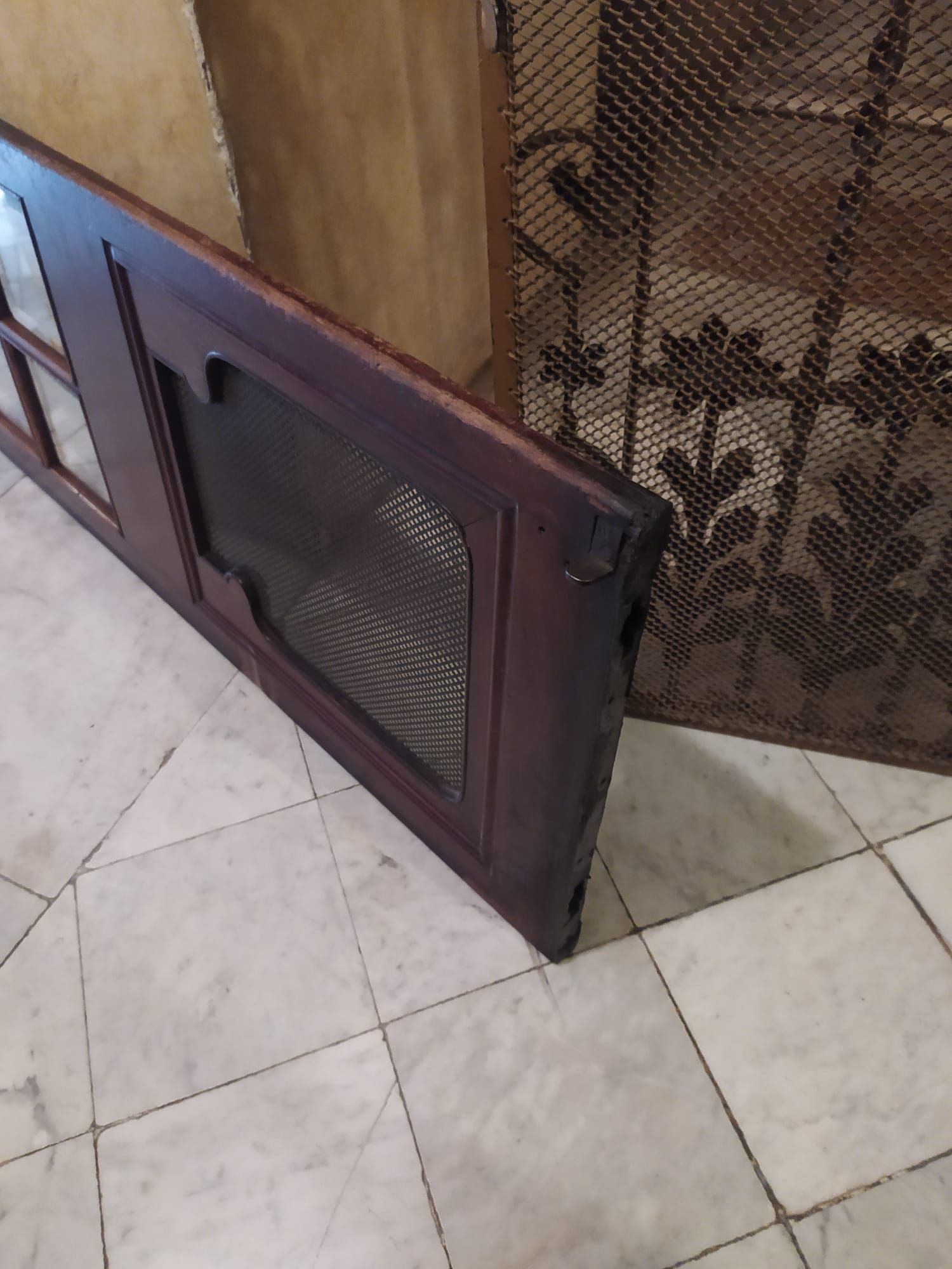 Reparando la puerta de un ascensor