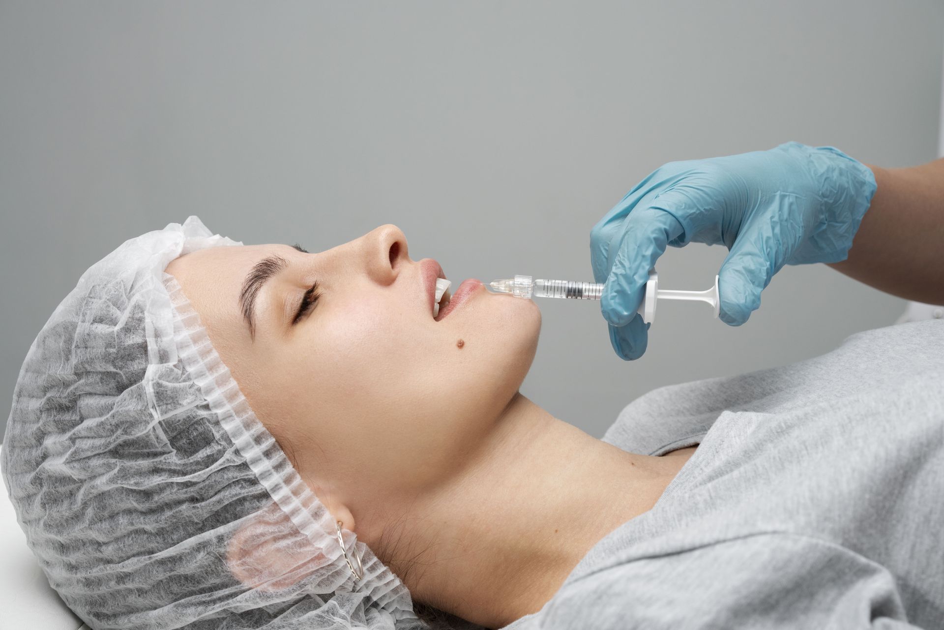 Aplicación de ácido hialurónico en Medicina estética facial