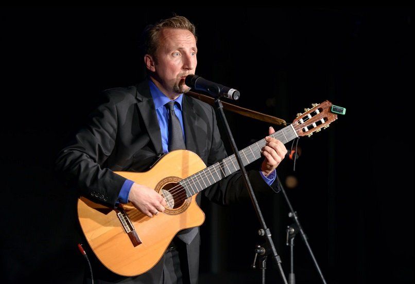 Helmut Sanftenschneider Ein Musiker mit Gitarre und Gesang