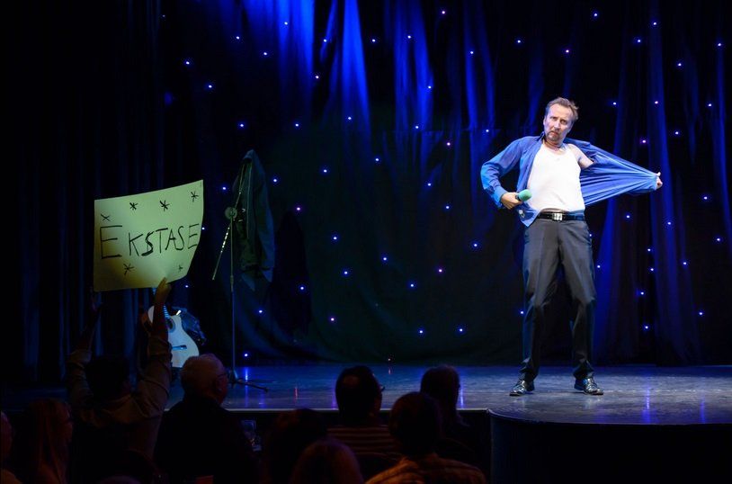 Helmut Sanftenschneider Ein Musiker mit Gitarre und Gesang