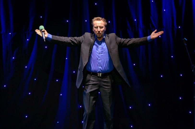 Helmut Sanftenschneider Ein Musiker mit Gitarre und Gesang