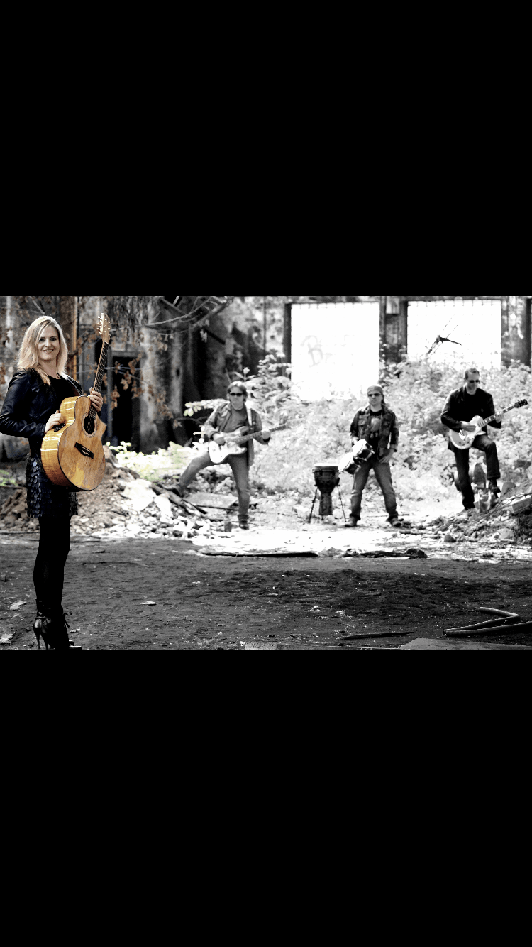 Teneja - Voice meets Guitar, Sängerin in Solingen buchen, Hochzeitssängerin, Blues, Soul, Rock, Folke oder Reggae