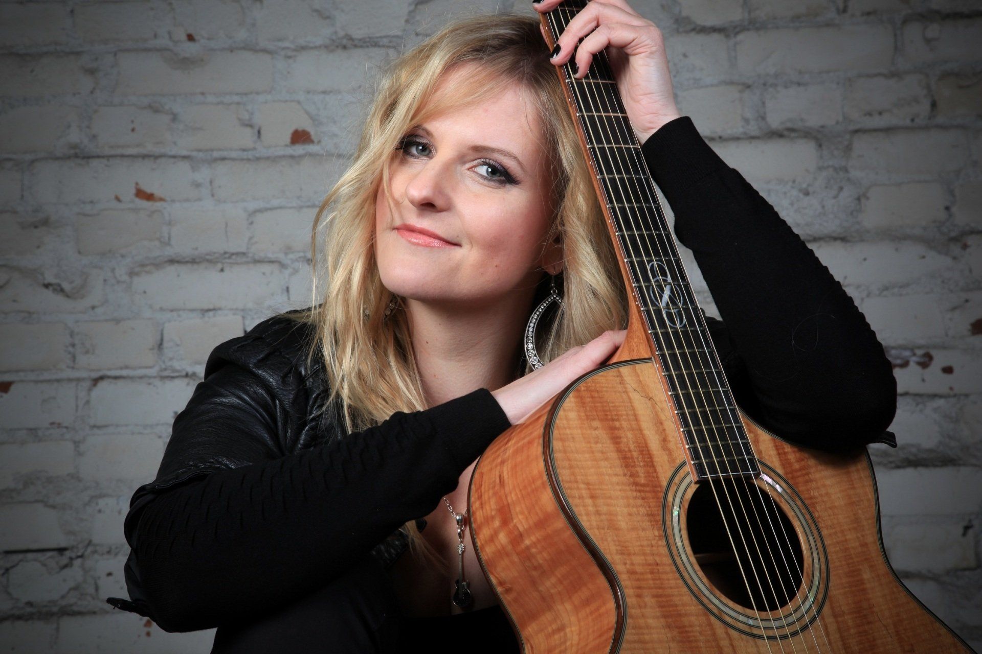 Voice meets Guitar - Teneja Skrget, Sängerin, Hochzeit, NRW, Sängerin in Solingen und Umgebung buchen, Hochzeitssängerin