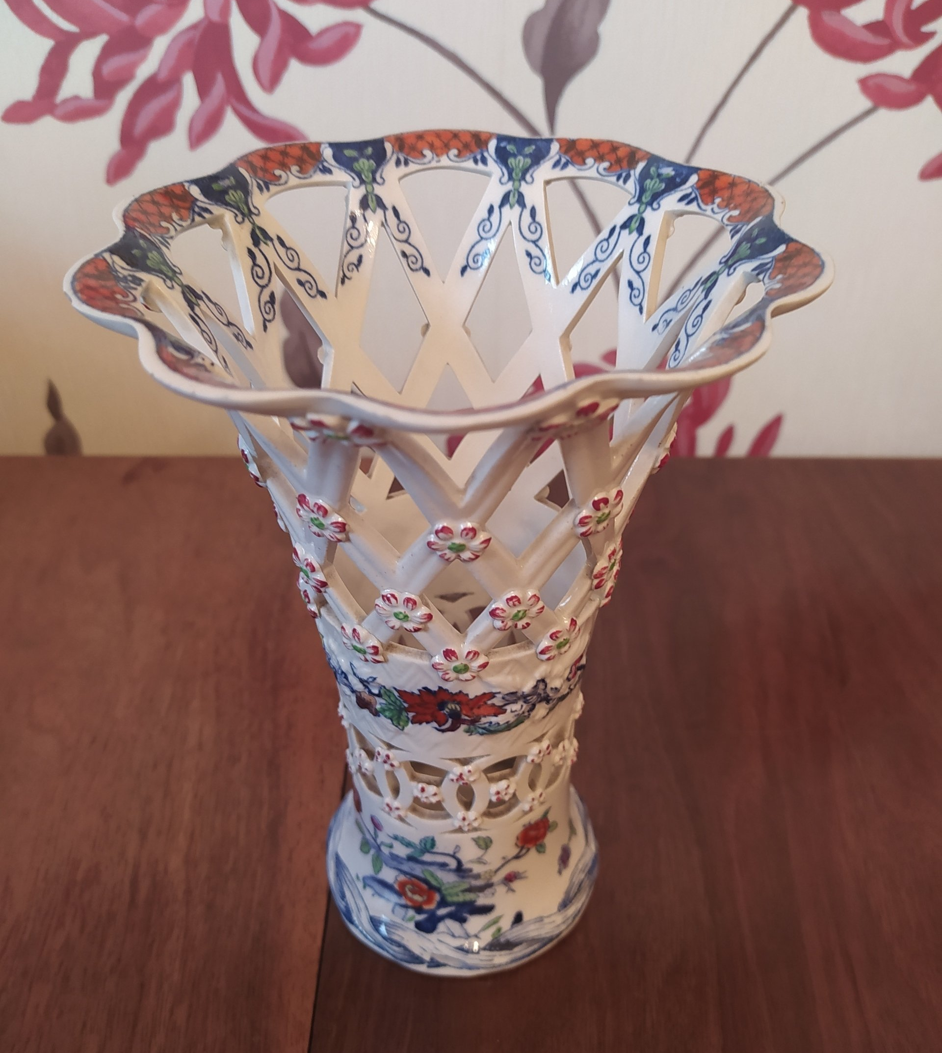 The pompadour booths reticulated vase.