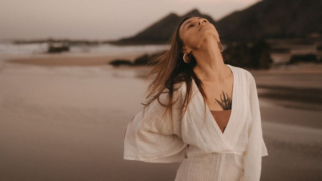 Woman entering the Akasha - Awakening of Grace Akasha Training Woman entering the Akasha - Awakening of Grace Akasha Training