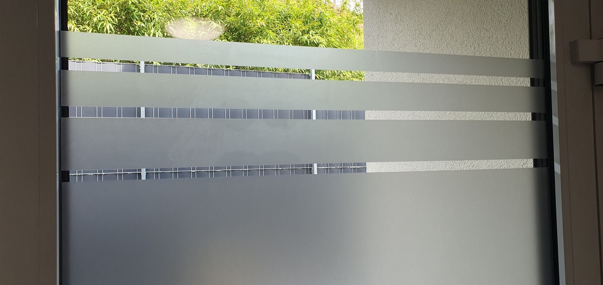 Sichtschutz, Fenster, Tür, mit Milchglas, Beschriftung von R3klame Werbetechnik in Trier und Merzig