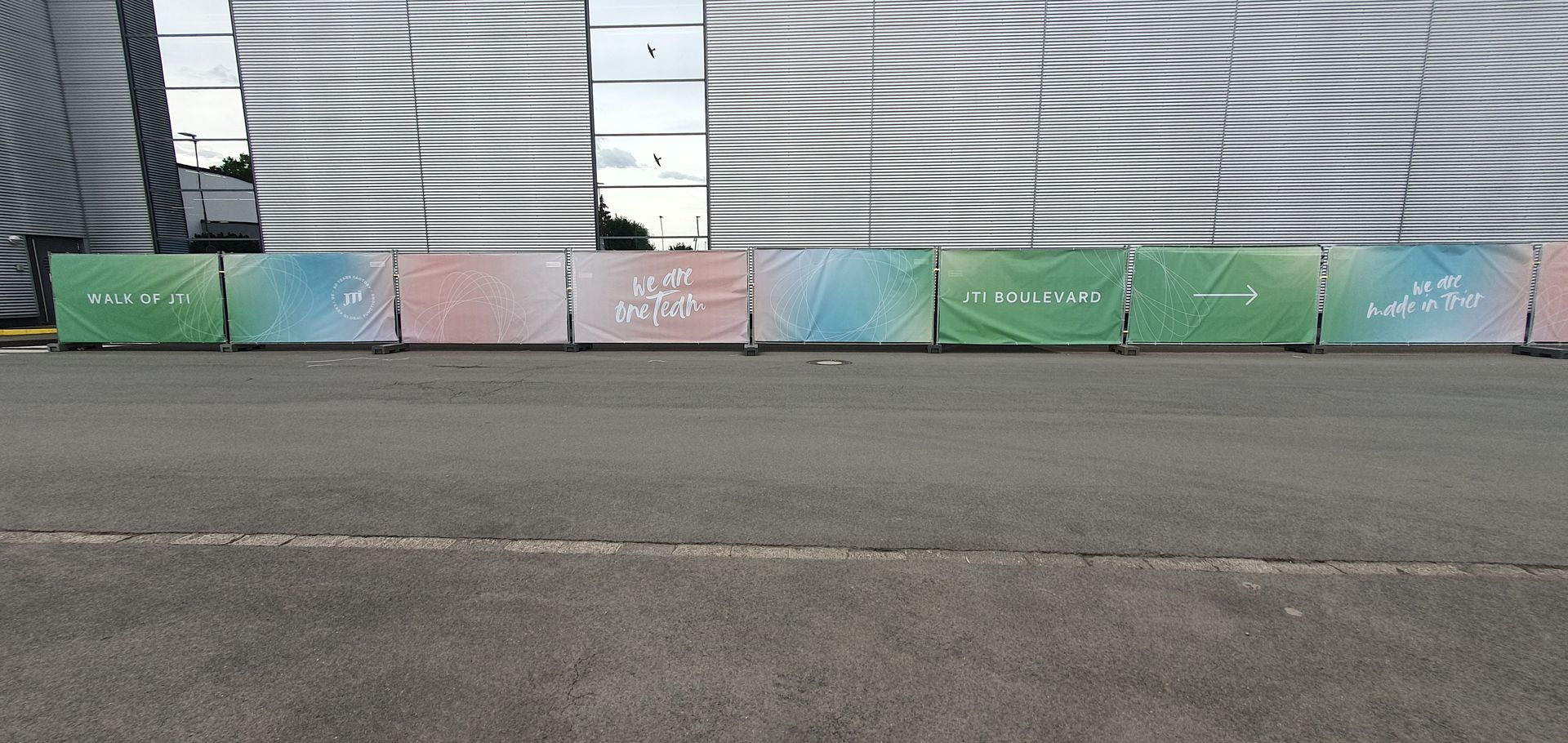 Bauzaumbanner aus Mesh - Sichtschutz 
für JTI in Trier  von R3klame Werbetechnik in Merzig-Wadern und Trier