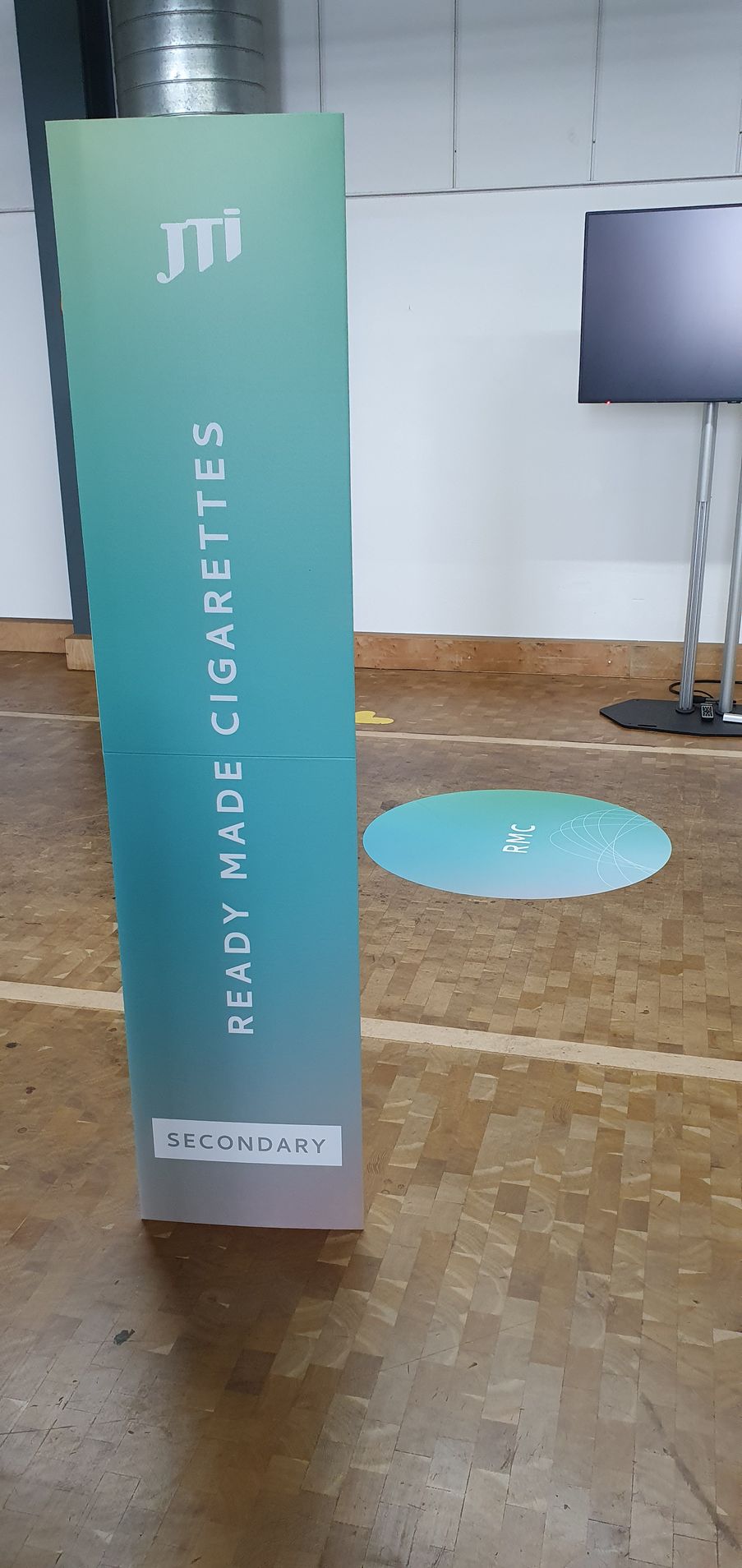 Roll Up Display und Fußbodenaufkleber für JTI in Trier  von R3klame Werbetechnik in Merzig-Wadern und Trier