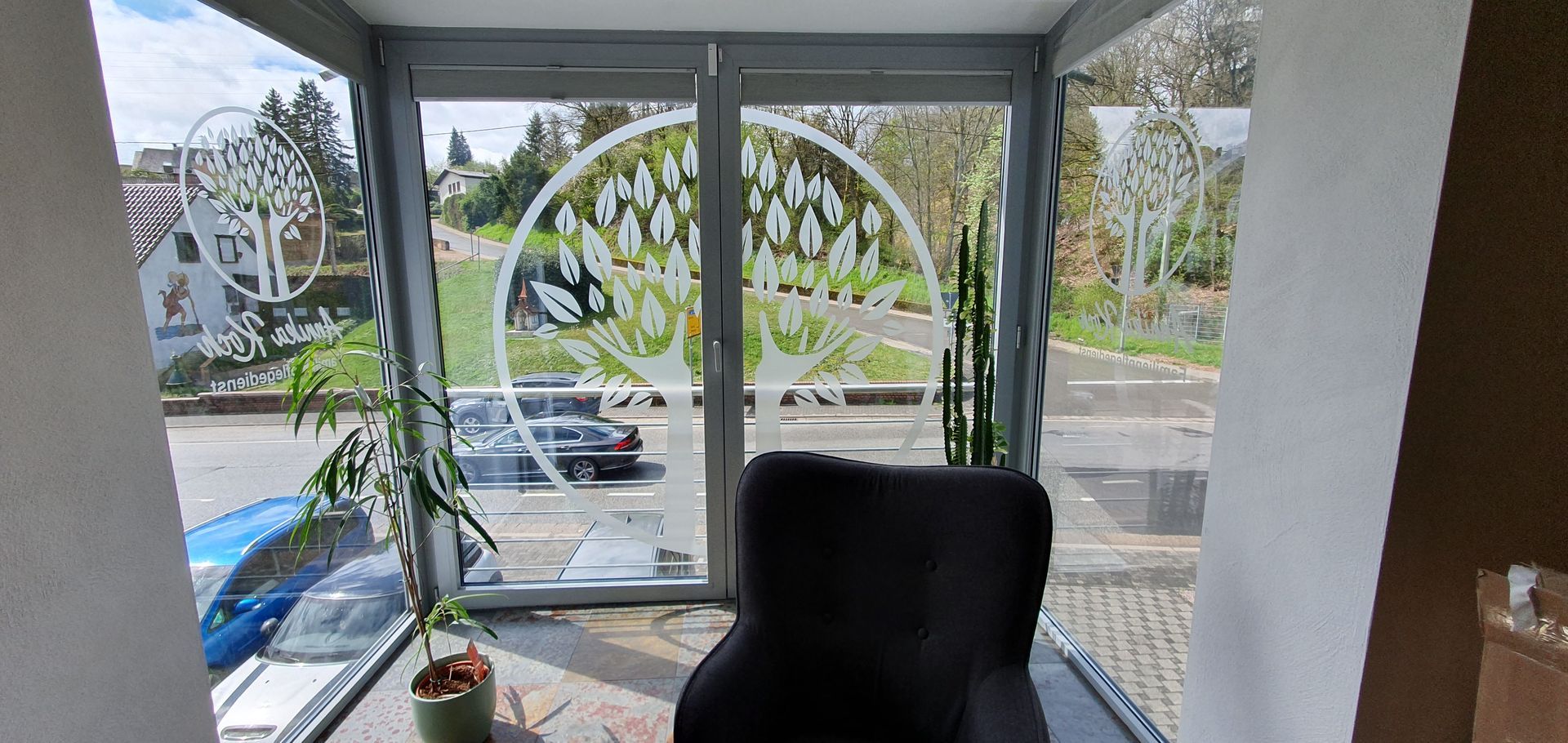 Hier ist eine mit Michglas folierte Scheine zusehen.