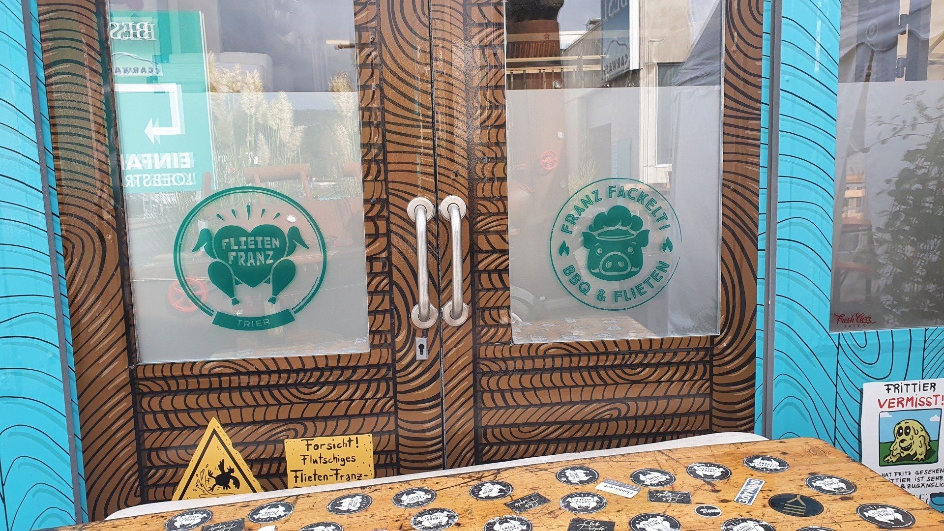 Fensterfolie mit Logo von R3klame Werbetechnik in Merzig-Wadern und Trier