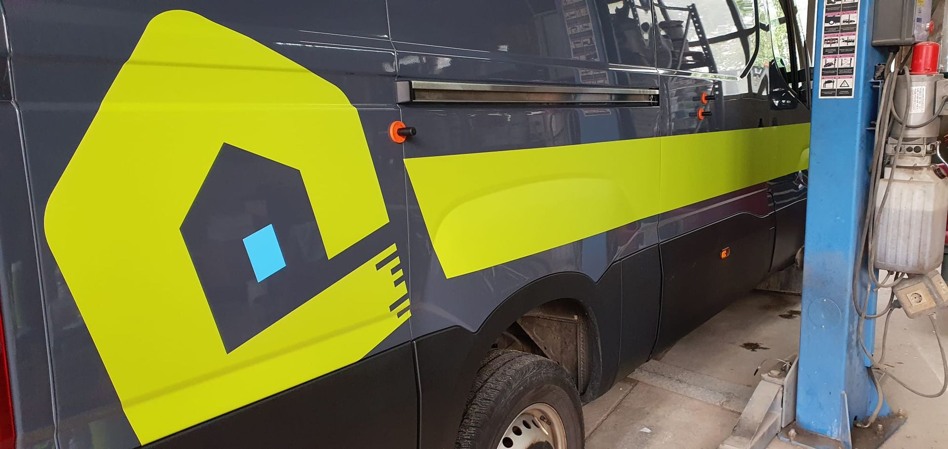 Fahrzeugbeschriftung - Firmentransporter Folienbeschriftung - Verklebung von R3klame Werbetechnik in Merzig-Wadern und Trier