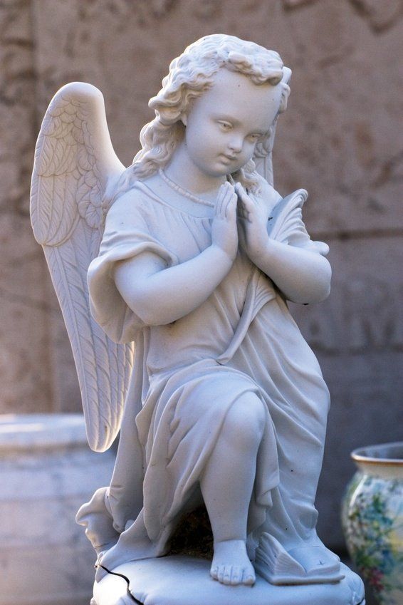 betender-engel-statue betender-engel-statue