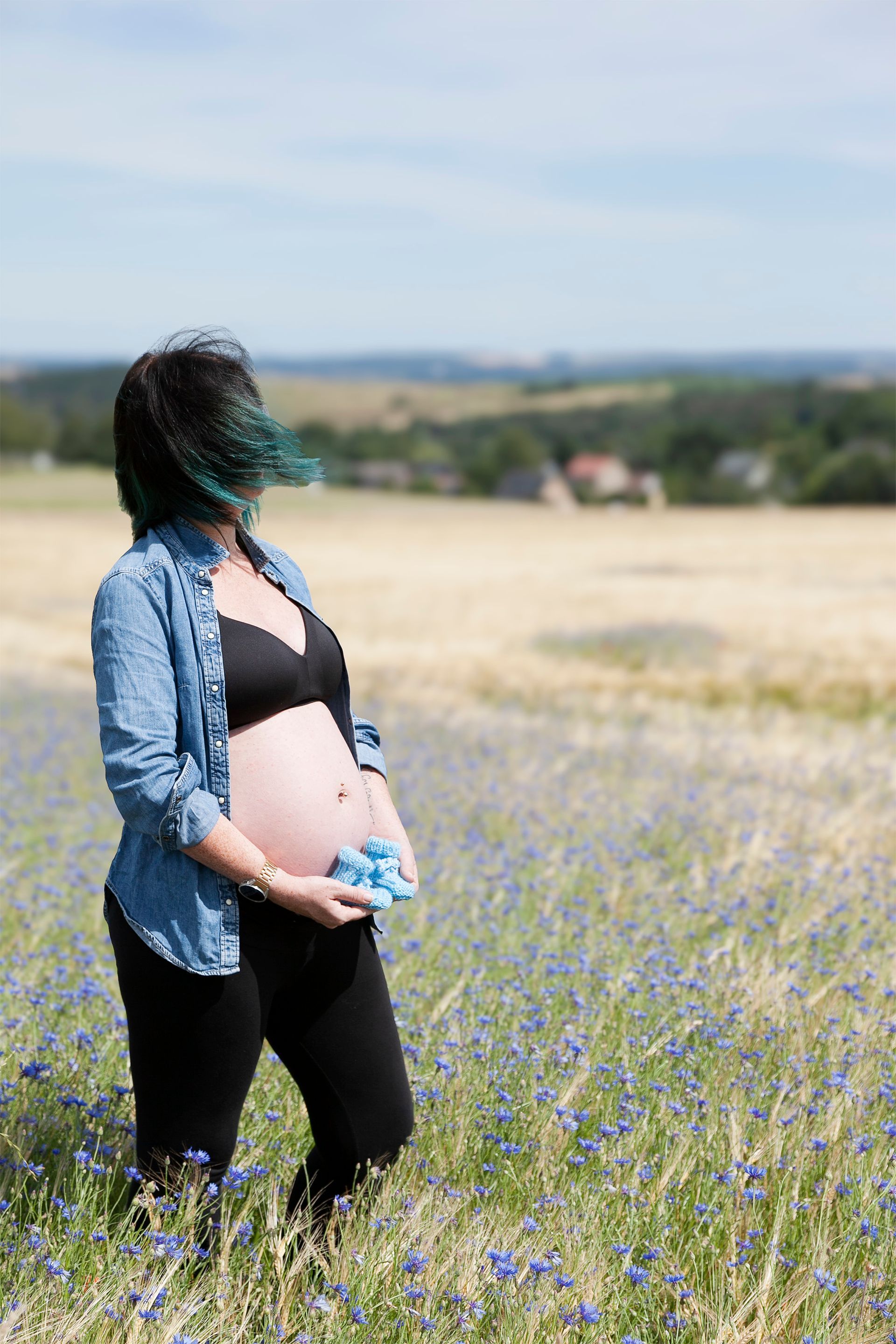 Stephanie im Feld mit blauen Kornblumen