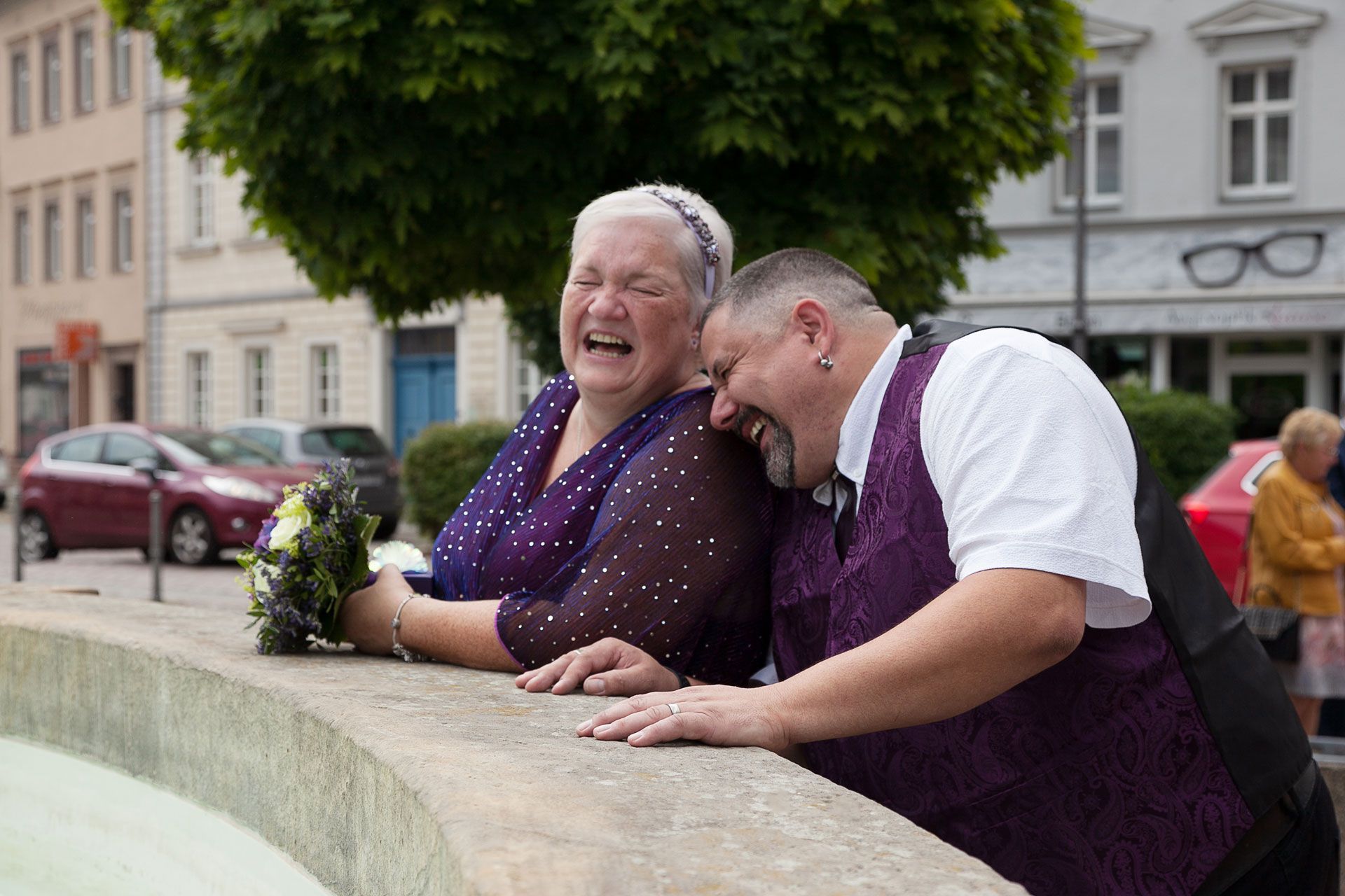 Das Brautpaar lachend am Brunnen in Waldheim