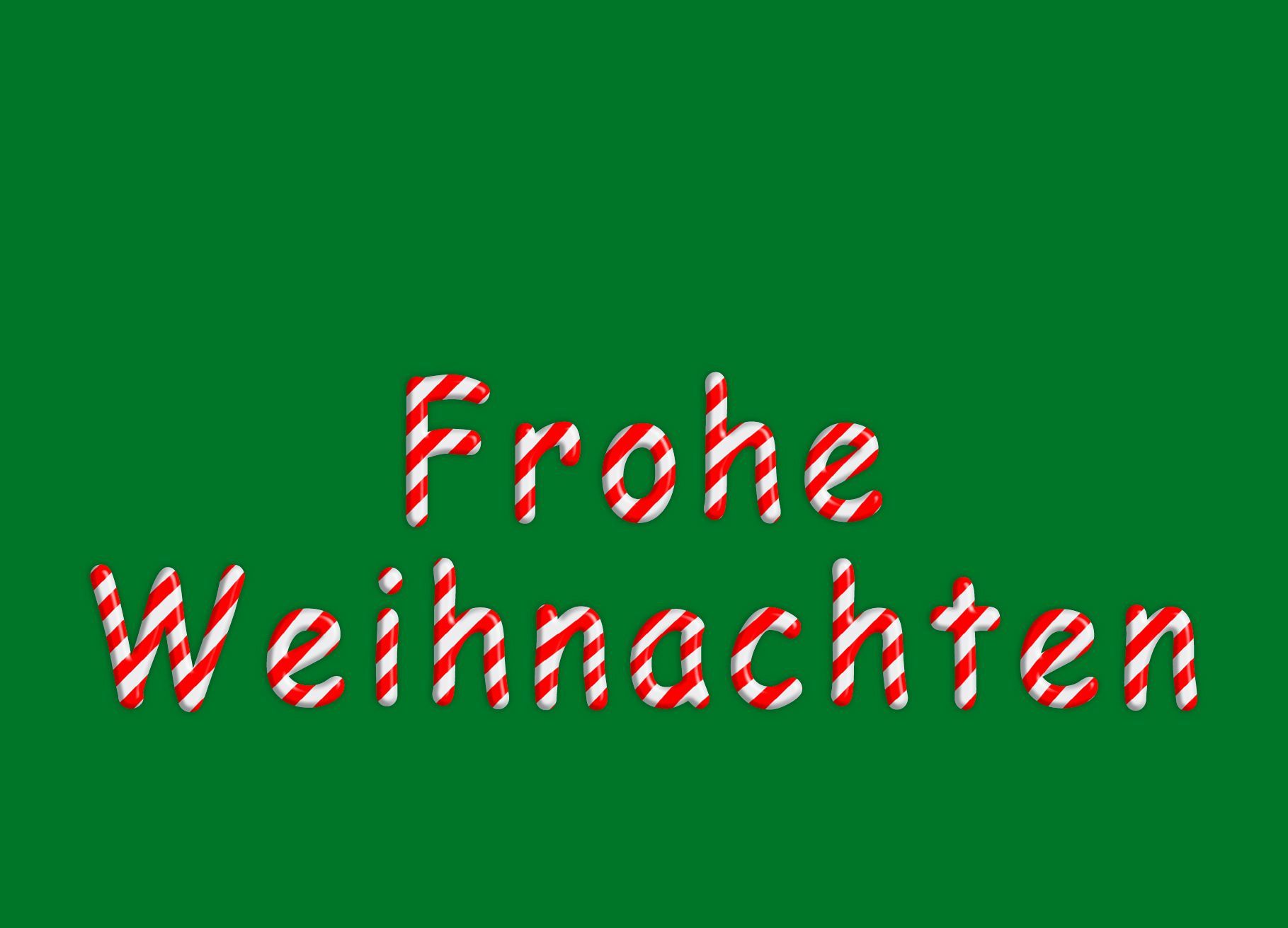 Postkarte mit dunkelgrünem Weihnachtshintergrund. In der Mitte steht der Schriftzug „Frohe Weihnachten“ in rot-weiß gestreifter Schrift, die an klassische Zuckerstangen erinnert. Die Karte kann über eine Partner-App mit persönlicher Nachricht online bestellt und weltweit mit echter Briefmarke verschickt werden.