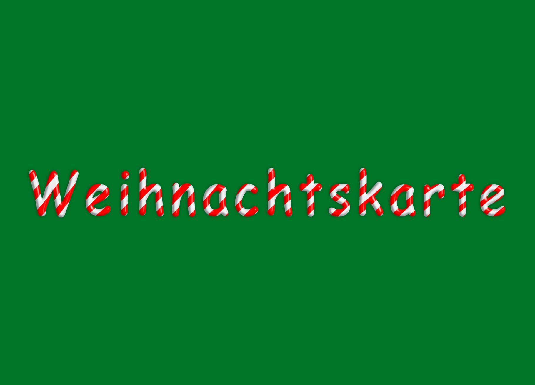 Postkarte mit dunkelgrünem Weihnachtshintergrund. In der Mitte steht der Schriftzug „Weihnachtskarte“ in rot-weiß gestreifter Schrift, die an klassische Zuckerstangen erinnert. Ich ermögliche es, die Karte über meine Partner-App mit persönlicher Nachricht online zu bestellen; mein Partner druckt sie und verschickt sie weltweit mit echter Briefmarke.