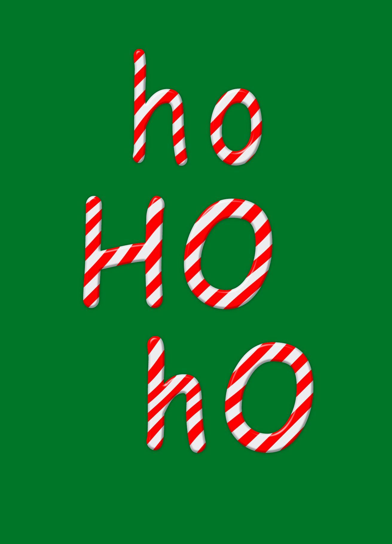 Postkarte mit dunkelgrünem Weihnachtshintergrund. In der Mitte steht der Schriftzug „Ho Ho Ho“ in rot-weiß gestreifter Schrift, die an klassische Zuckerstangen erinnert. Ich ermögliche es, die Karte über meine Partner-App mit persönlicher Nachricht online zu bestellen; mein Partner druckt sie und verschickt sie weltweit mit echter Briefmarke.