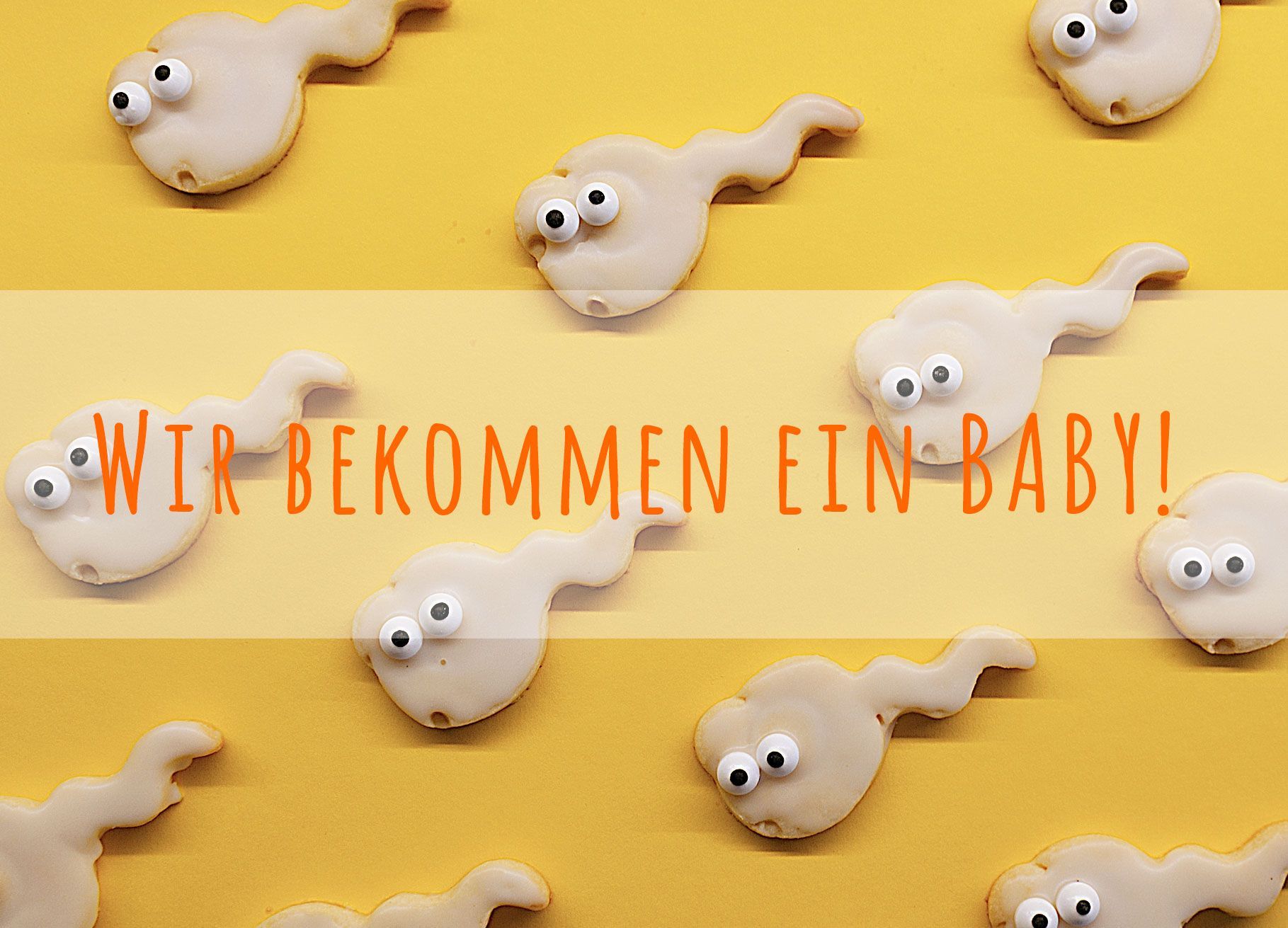 Auf der Postkarte liegen Plätzchen mit weißem Zuckerguss auf gelbem Hintergrund. Es sind Plätzchen, die aussehen wie Spermien. Auf der Karte steht der Spruch: Wir bekommen ein Baby