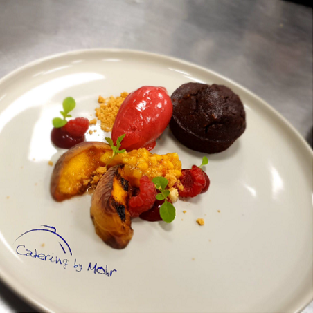 Macadamia-Brownie, Himbeersorbet, Pfirsich