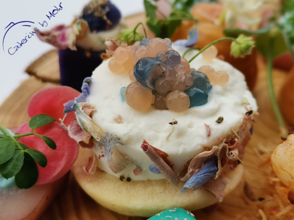 Fingerfood Frühling Schafskäse mit Fruchtkaviar