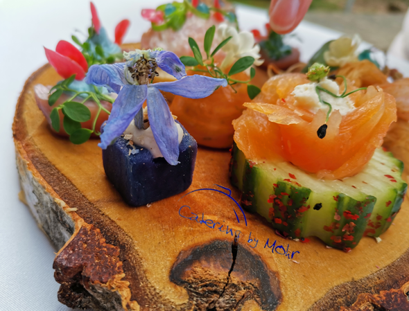 Fingerfood Frühling auf Holzbrett