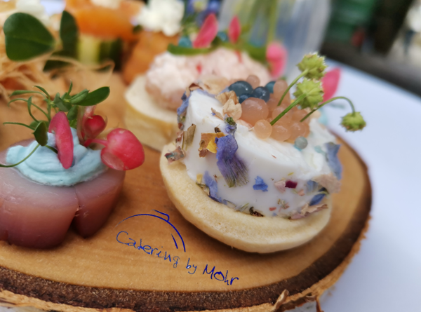 Fingerfood Frühling auf Holzbrett