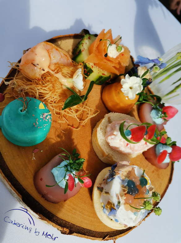 Fingerfood Frühling auf Holzbrett