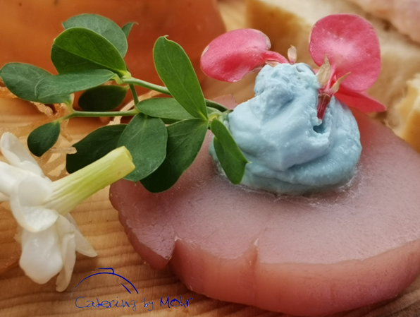 Fingerfood Frühling Jakobsmuscheln auf Holzbrett