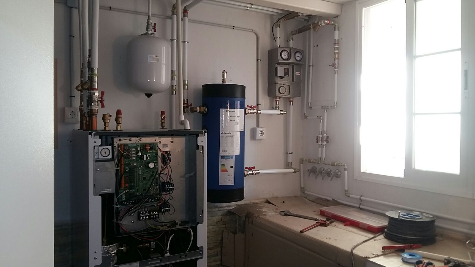 climatizacion-mallorca-baleares-gas-natural-butano-calefaccion-radiadores-chimeneas-suelo-radiante-trabajos-verticales-instalacion-fotovoltaica-aerotermia-caldera-calentador-mallorca-baleares