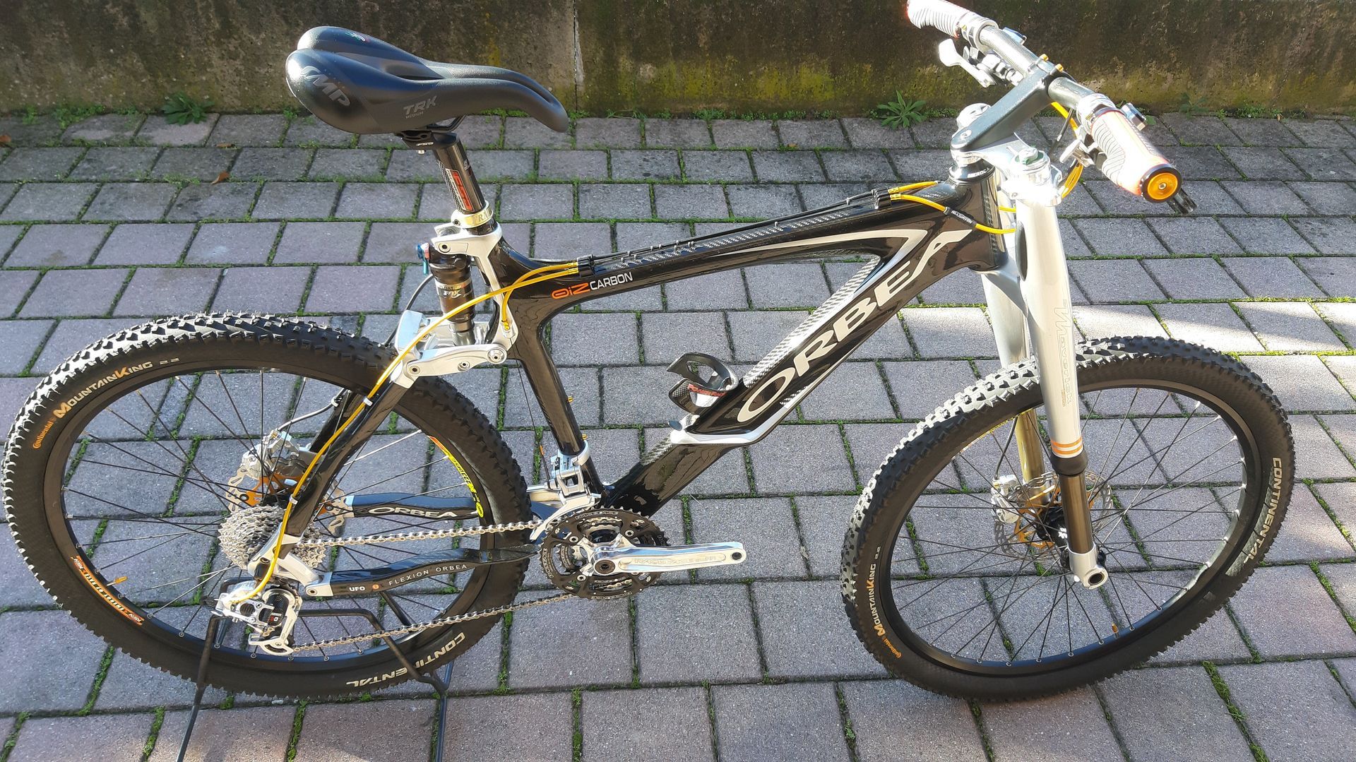 Orbea Oiz Telaio Monoscocca Carbonio forcella doppia piastra Maverick 32 gruppo Sram ruote Mavic guarnitura Race Face freni Hope 4 alluminio