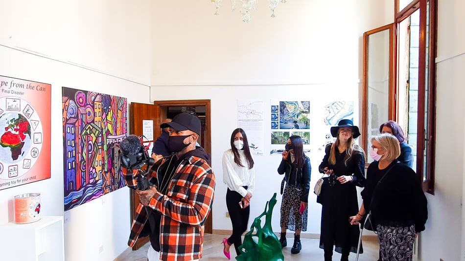 Kritisch und zynisch Dosen-Erde