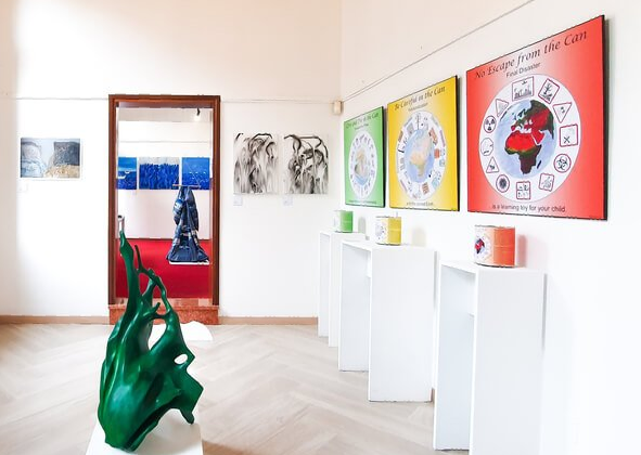 Kritisch und zynisch Dosen-Erde