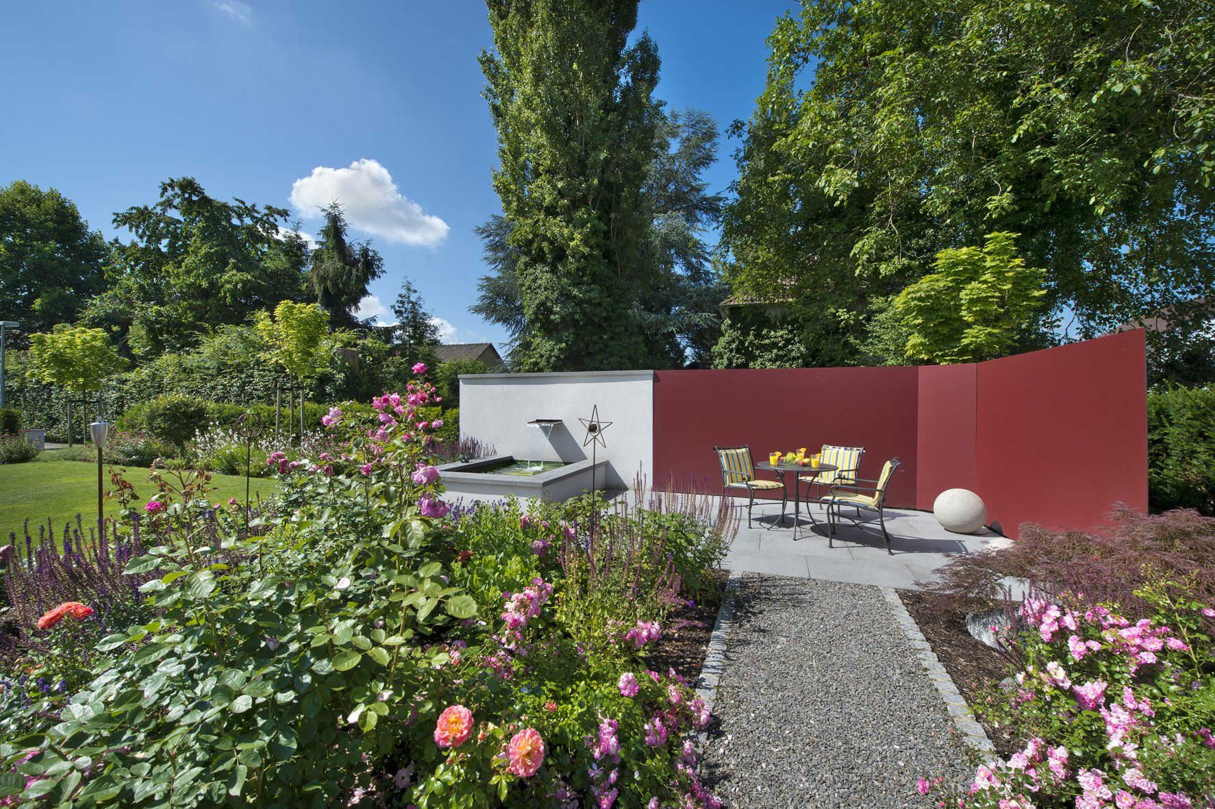 Privater Garten: Garten mit gepflastertem Weg im mediterranen Stil