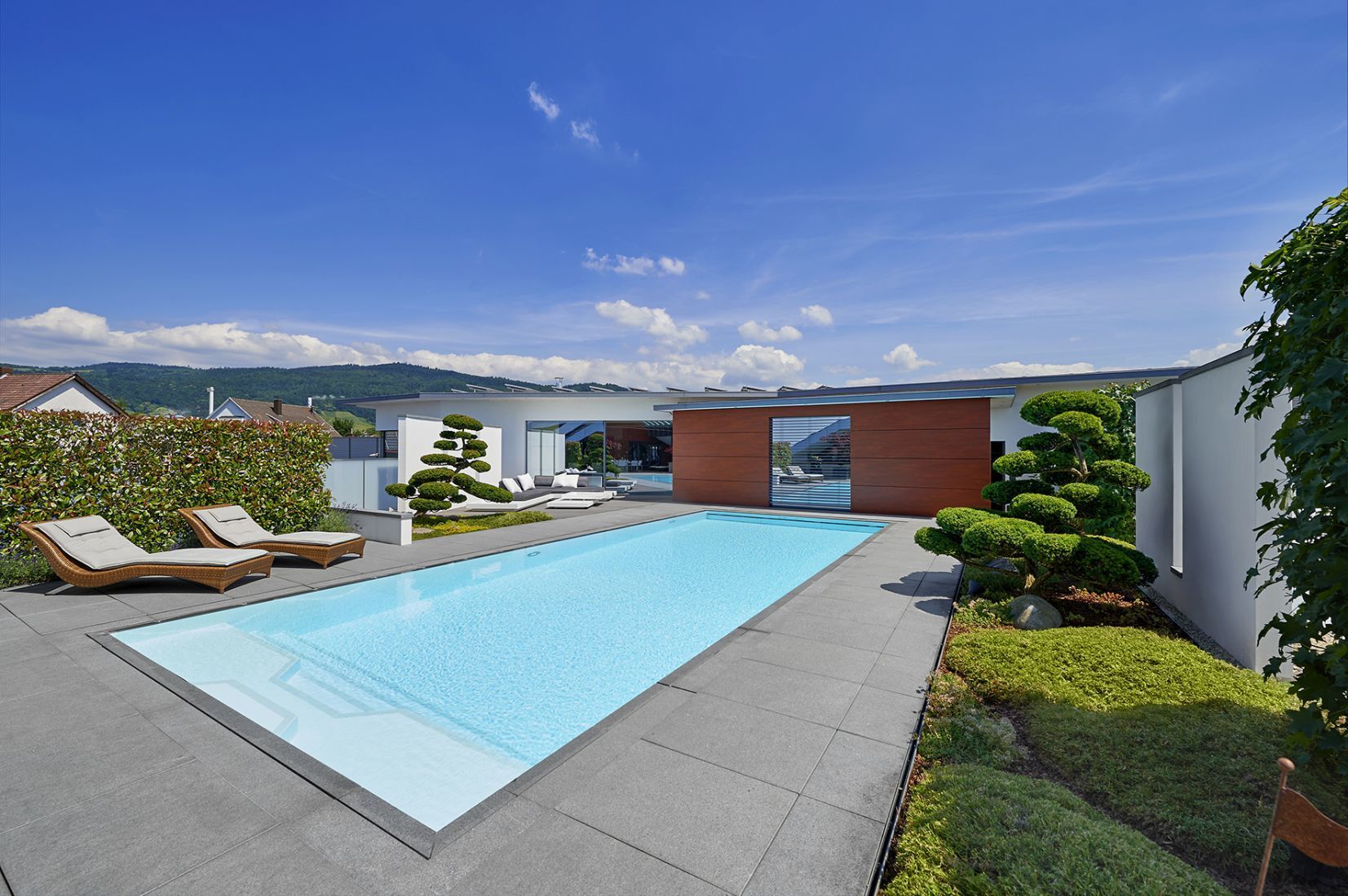 Stylischer Pool im Garten