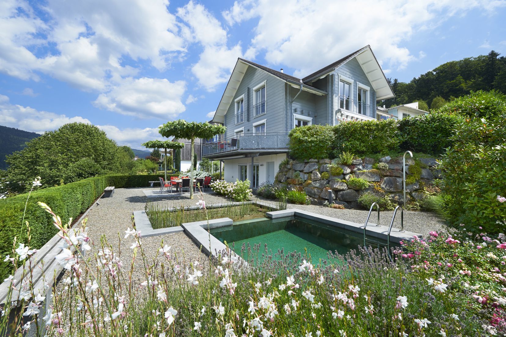 Schwimmteich im Garten