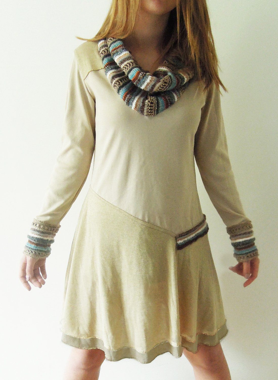 T-jolie, création unique de tunique beige col et machettes en tricot , bas tissu beige pailletté doré