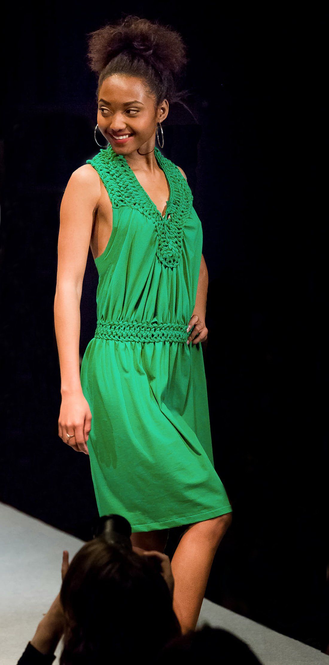 T-jolie, création unique de robe vert col v et ceinture en crochet de tissu. Dos ouvert.