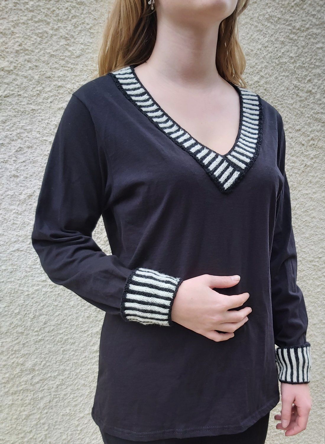 T-jolie, création unique d'une T-shirt noir/blanc col V et machettes de tricot à la main.