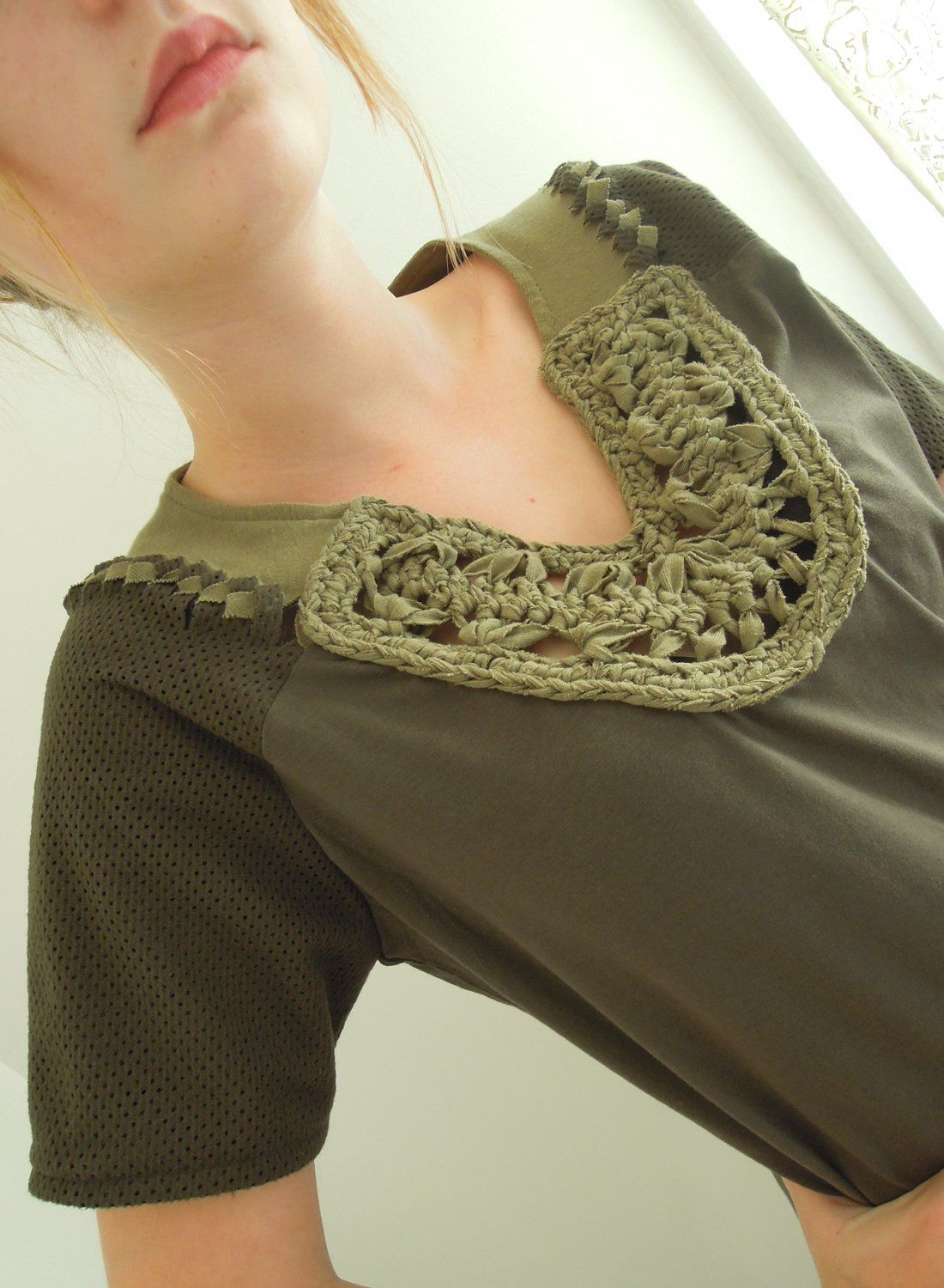 T-jolie, création unique de t-shirt vert kaki en crochet.