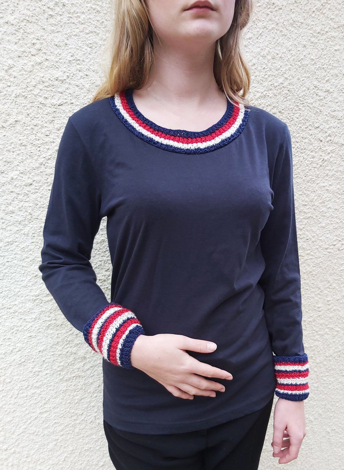 T-jolie, création unique d'une T-shirt bleu marine col rond et machettes de tricot à la main.