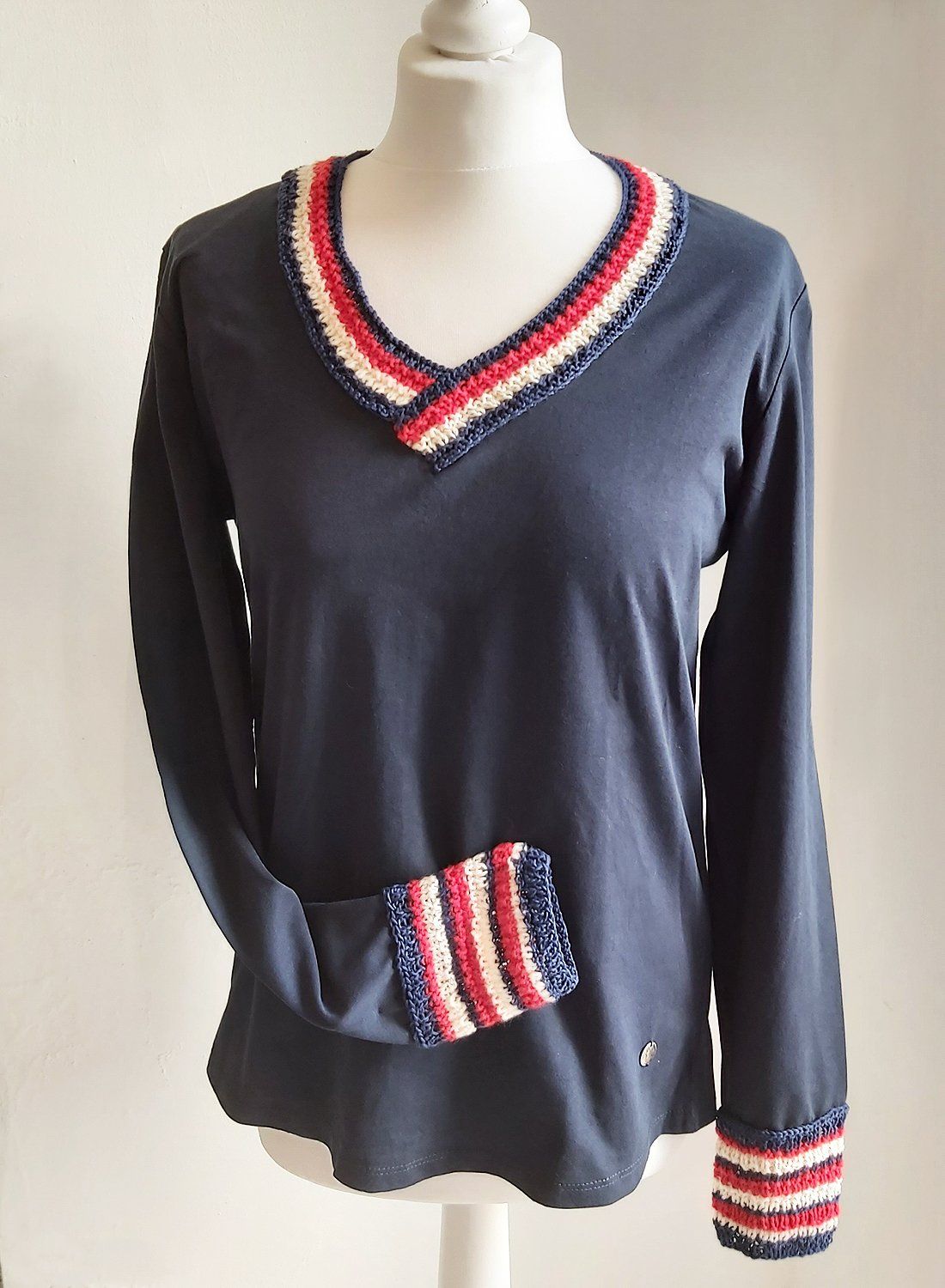 T-jolie, création unique d'une T-shirt bleu marine col V et machettes de tricot à la main.