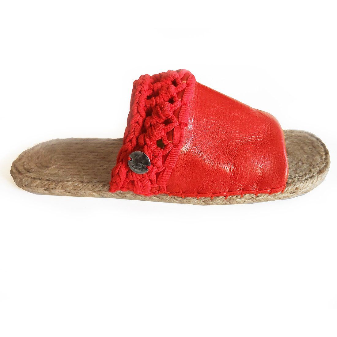 T-jolie, création artisanal d'espadrilles rouges doublées tissu coton.semelles plates. Cousu à la main